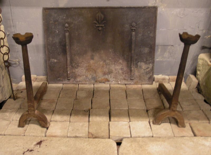 al142 pair of iron andirons, late 16th century, h cm 85 x 66 depth-
